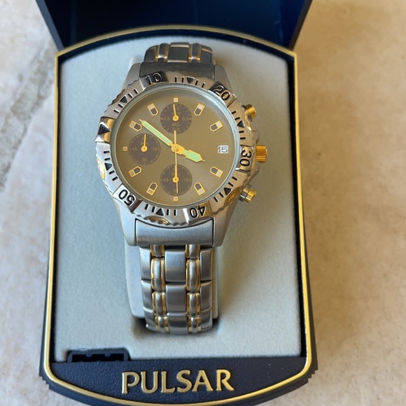 Pulsar Men chronograph watch WR100M TT w/date battery stainless steel - Picture 2 of 8